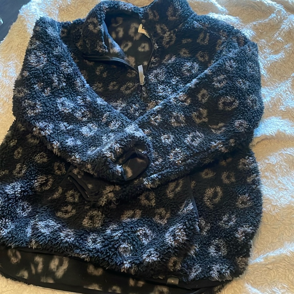 Liv Outdoor cheetah fleece size x large